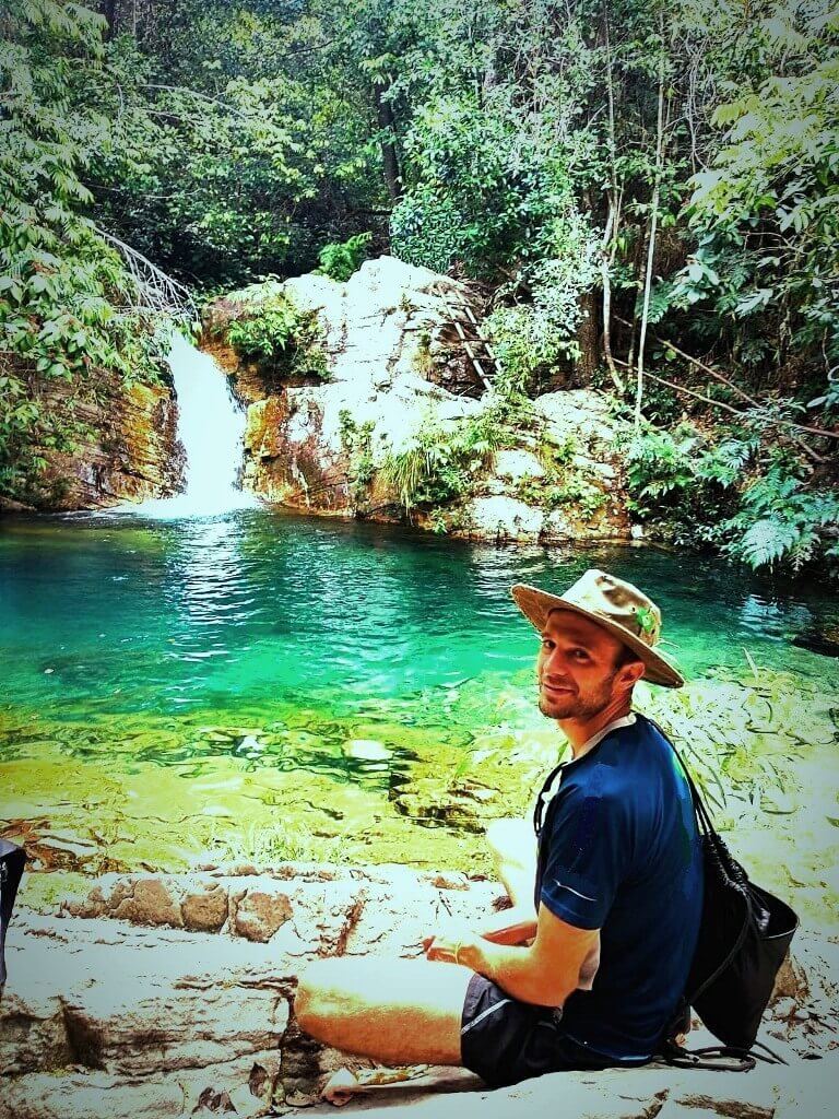 Ricardo-Muñoz-Rodríguez-en-cascada-en-Brasil-alto-paraiso-lugar-medicina-ayahuasca-sanando-al-ser
